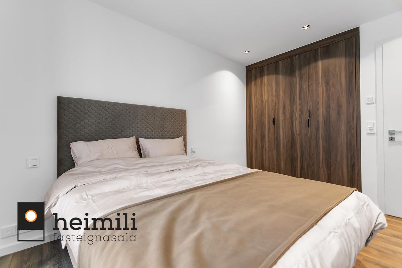 Grensásvegur 1B, 108 Reykjavík