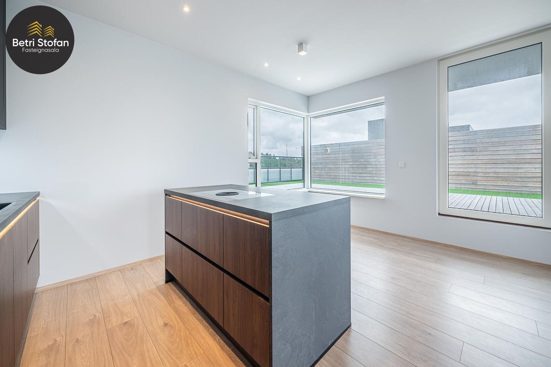 Arnarhlíð 4, 102 Reykjavík