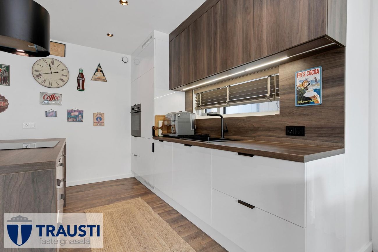 Grensásvegur 1B, 108 Reykjavík