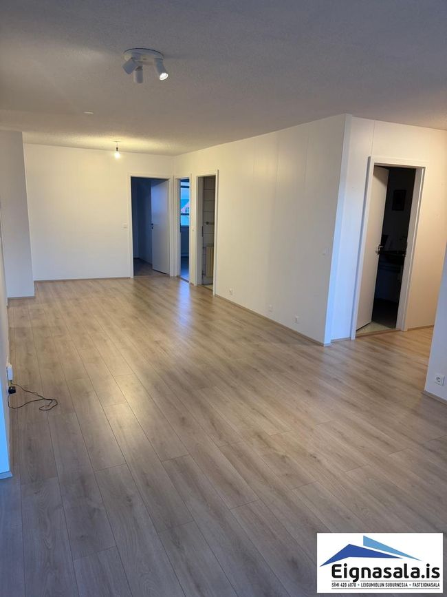 Kirkjuvegur 10, 230 Reykjanesbær
