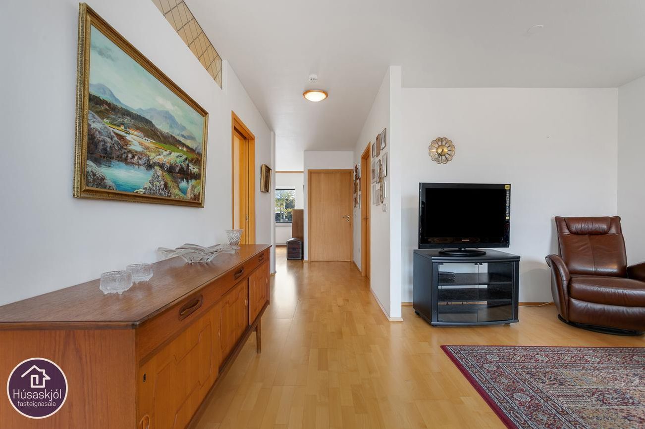 Hvassaleiti 58, 103 Reykjavík