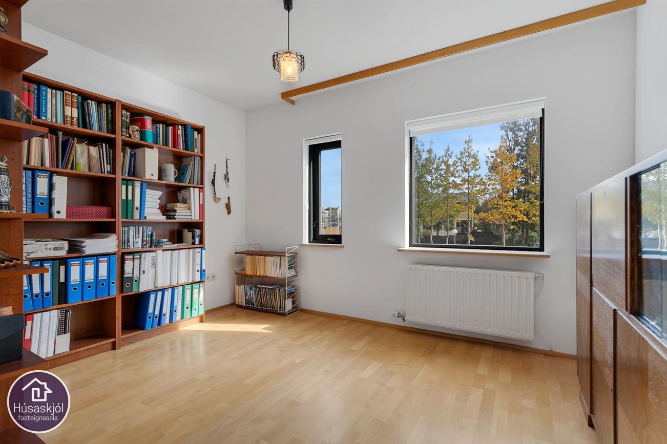 Hvassaleiti 58, 103 Reykjavík