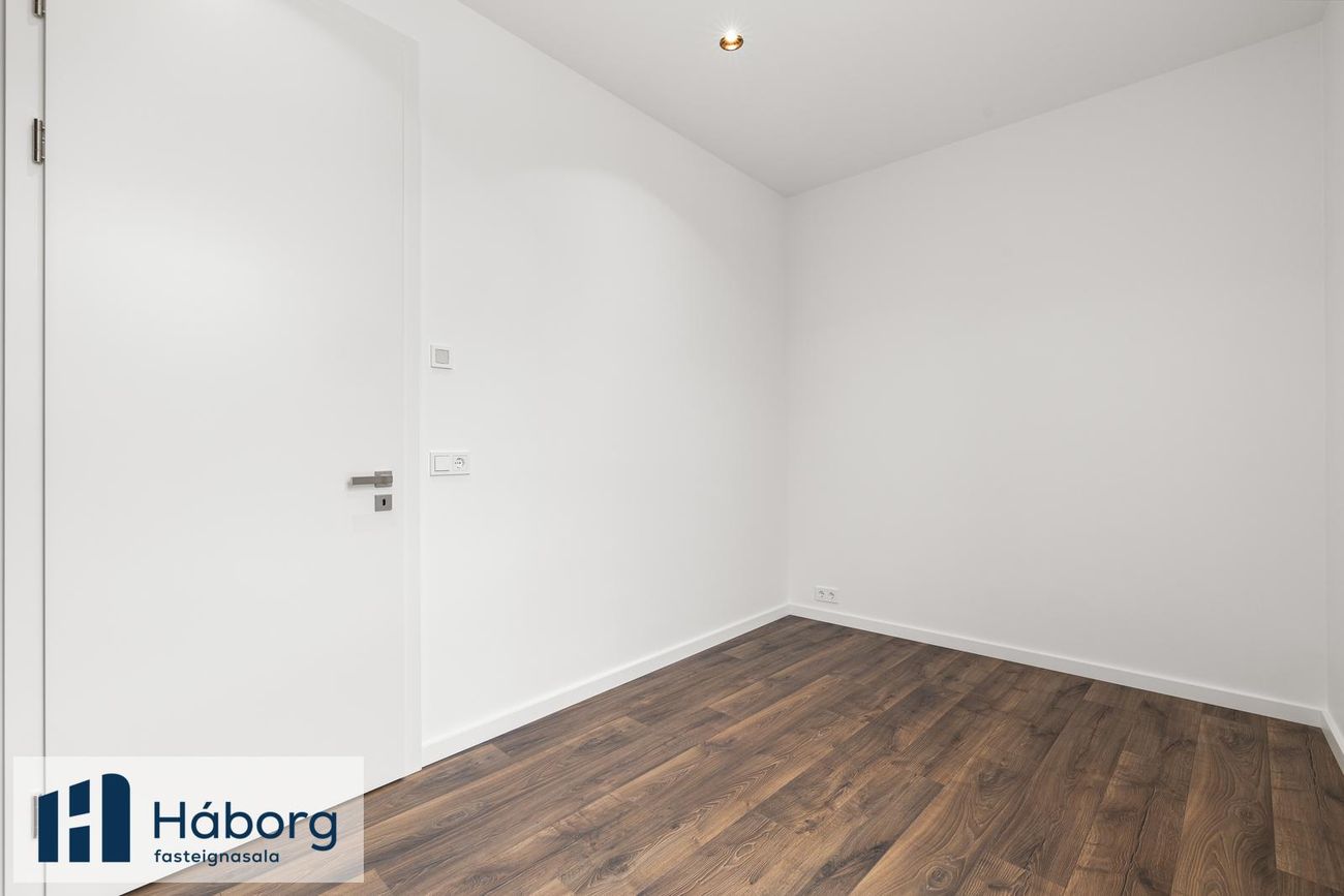 Grensásvegur 1C, 108 Reykjavík