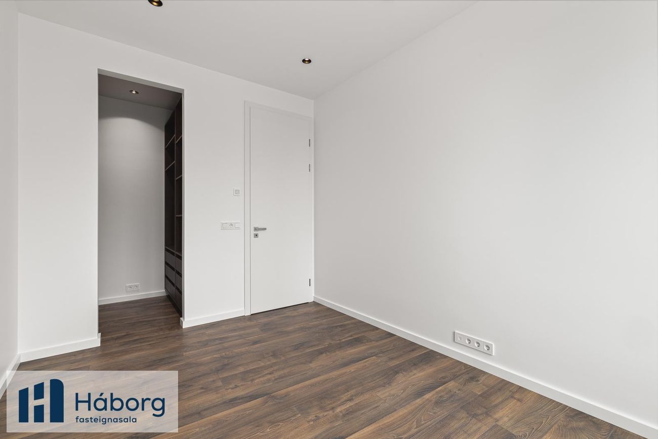 Grensásvegur 1C, 108 Reykjavík