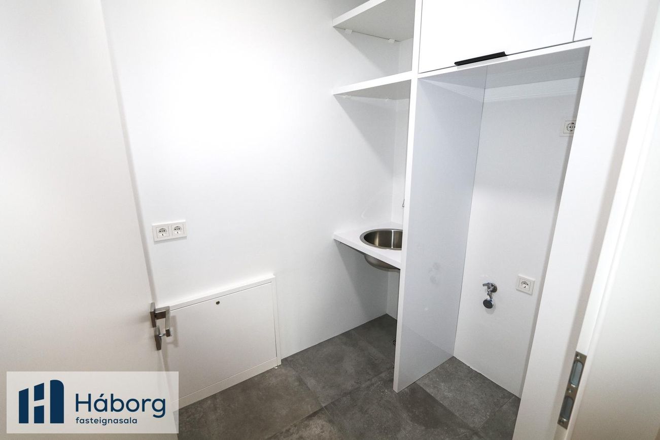 Grensásvegur 1A - 0411, 108 Reykjavík